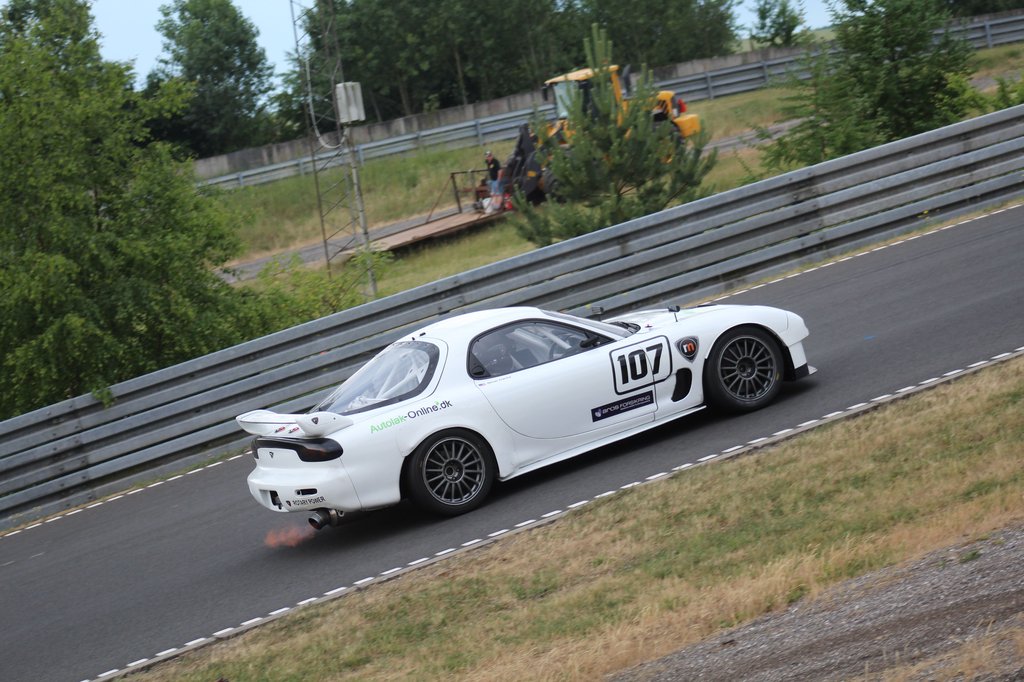 Det er en fryd for øjet og ørerne, når Oliver Clarke er på banen med sin Mazda RX7. Der er flammer og knald ud af udstødningen, når den hvide racer er på banen. Og så kører han tilmeld hurtigt.
(Foto: JJ Media)